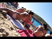 Topless in spiaggia ragazza italiana