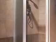 Carolina Barabaschi si masturba in doccia