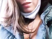 Ragazza italiana esce le tette in treno