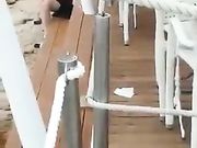 Scopano in riva al mare e vengono ripresi