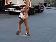 Esibizionista nuda in autogrill Savona