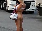 Esibizionista nuda in autogrill Savona