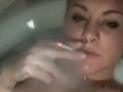 Tettona fuma nella vasca