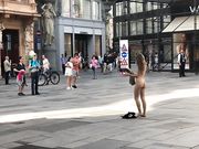 Flashmob Ania - si spoglia nuda per protesta in piazza
