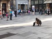 Flashmob Ania - si spoglia nuda per protesta in piazza