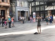 Flashmob Ania - si spoglia nuda per protesta in piazza