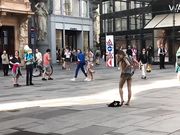 Flashmob Ania - si spoglia nuda per protesta in piazza