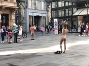 Flashmob Ania - si spoglia nuda per protesta in piazza