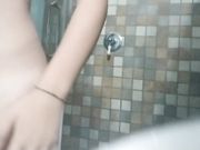 Diciottenne italiana sotto la doccia e masturbazione