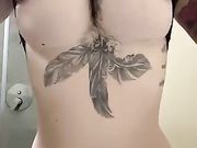 Flash belle tettone tatuata
