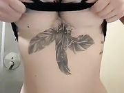 Flash belle tettone tatuata