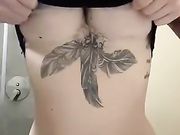 Flash belle tettone tatuata