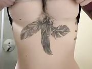 Flash belle tettone tatuata