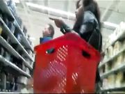 Bella culona latina al supermercato