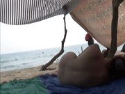 Moglie nuda in spiaggia per eccitare i guardoni