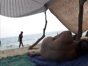 Moglie nuda in spiaggia per eccitare i guardoni