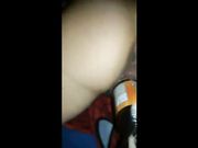A pecorina masturbata con una bottiglia