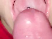 Ingoio Pov morosa con piercing alla lingua