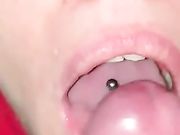 Ingoio Pov morosa con piercing alla lingua