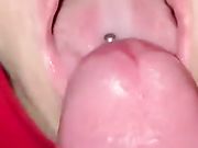 Ingoio Pov morosa con piercing alla lingua