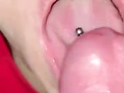 Ingoio Pov morosa con piercing alla lingua