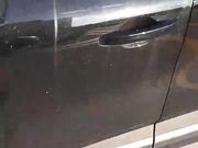 Ragazza italiana si masturba in auto nel parcheggio