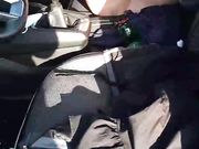 Ragazza italiana si masturba in auto nel parcheggio