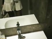 Selfie in minigonna in bagno
