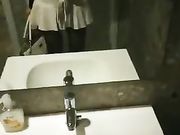 Selfie in minigonna in bagno