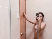 Giovane morettina selfie nuda in bagno