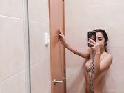 Giovane morettina selfie nuda in bagno