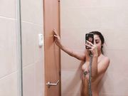 Giovane morettina selfie nuda in bagno