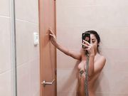 Giovane morettina selfie nuda in bagno