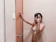 Giovane morettina selfie nuda in bagno