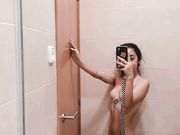 Giovane morettina selfie nuda in bagno