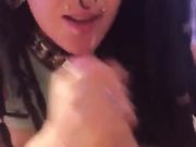 Pompino fidanzata tatuata con piercing