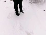 Esibizionista italiana si masturba sulla neve