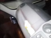 Italiana si masturba in auto mentre il marito guida