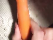 Bull masturba la cagna con la carota davanti al cornuto