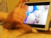 Mi becca a segarmi guardando un porno e mi fa sborrare