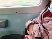 Ragazza italiana esibizionista fa la troia in treno