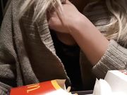 Ragazza italiana esce le tette al McDonald's