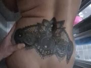 Giovane ragazza tatuata scopata nella la doccia calda