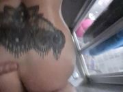 Giovane ragazza tatuata scopata nella la doccia calda
