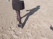 Moglie italiana si masturba sulla panchina in spiaggia