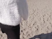 Moglie italiana si masturba sulla panchina in spiaggia