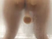 Si masturba in doccia con dildo