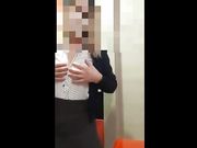 Cameriera italiana si masturba nel bagno del ristorante