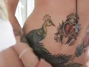 Italiana tatuata si sgrilla la fica