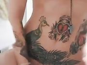 Italiana tatuata si sgrilla la fica